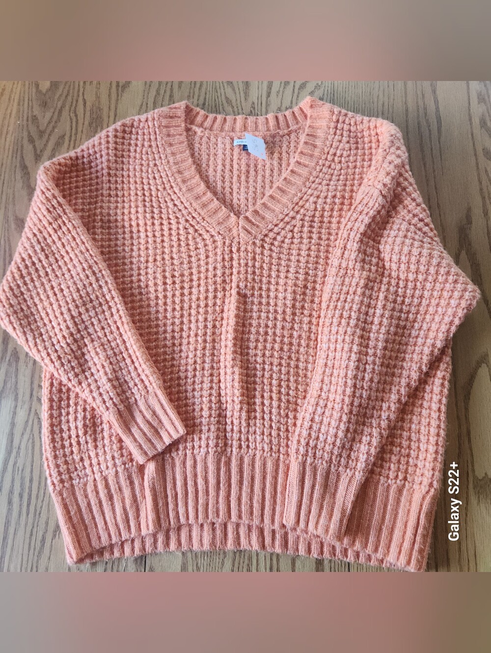 S65 American Eagle Outfitters Waffle Knit V-Neck Sweater in Peach